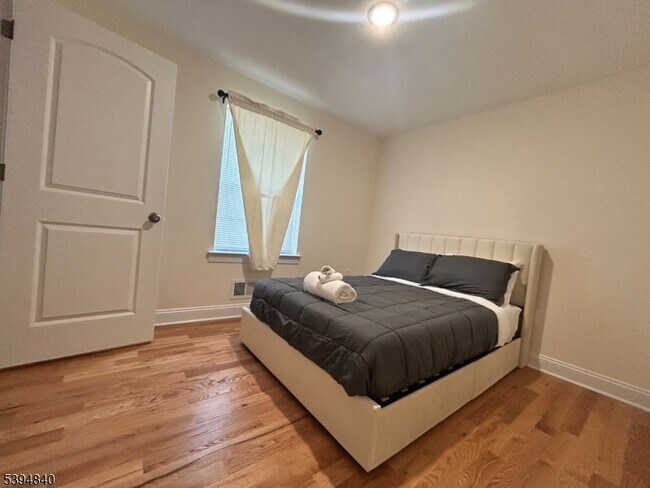 Building Photo - 337 13th Ave