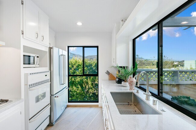 Building Photo - 6502 Dume Dr
