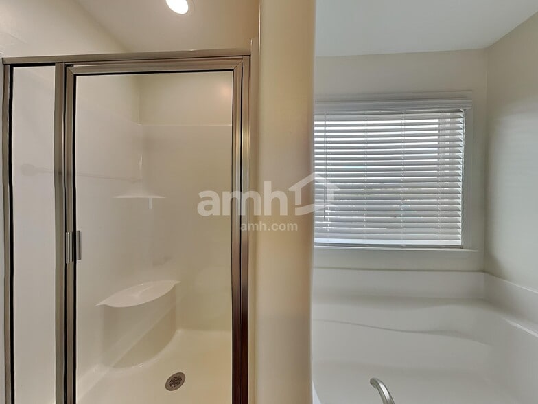 Building Photo - 574 Chantry Ln