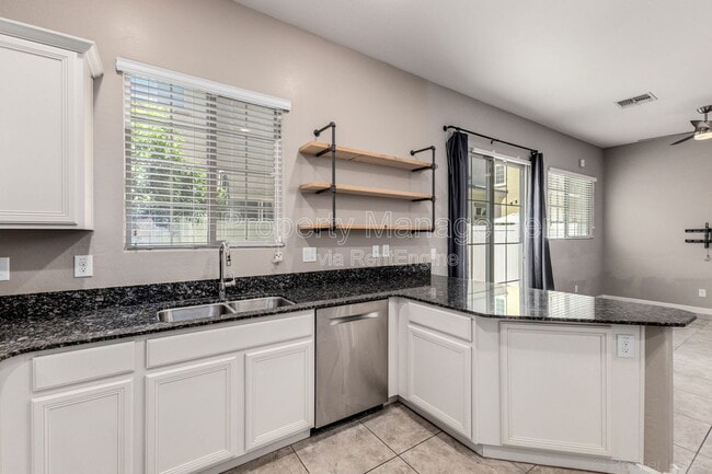 Building Photo - 1367 S Country Club Dr