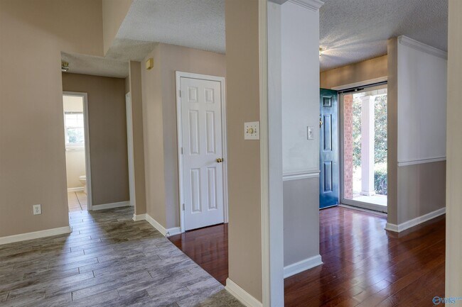 Building Photo - 126 Champions Green Dr