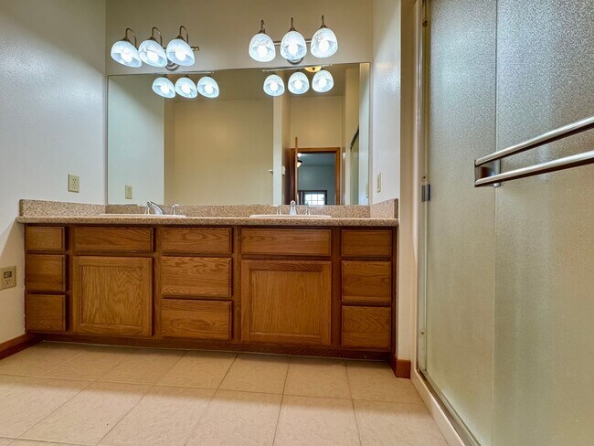 Building Photo - Single-Level 2BD/2BA in Face Rock Village – Bandon Beach Living Awaits