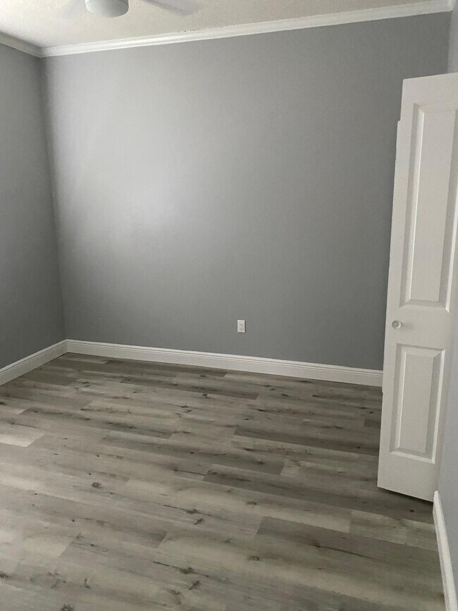 Building Photo - 1341 Flaxwood Ave