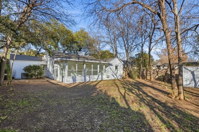 Building Photo - 6417 Darwood Ave