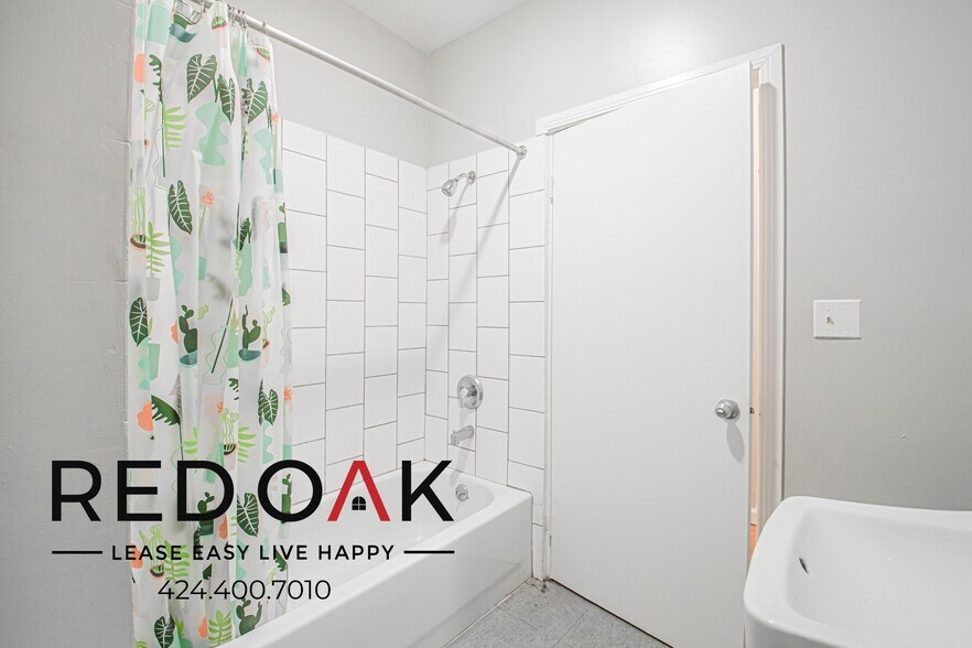 Building Photo - 692 Valencia St