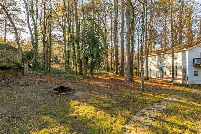 Building Photo - 2805 Pine Hill Dr