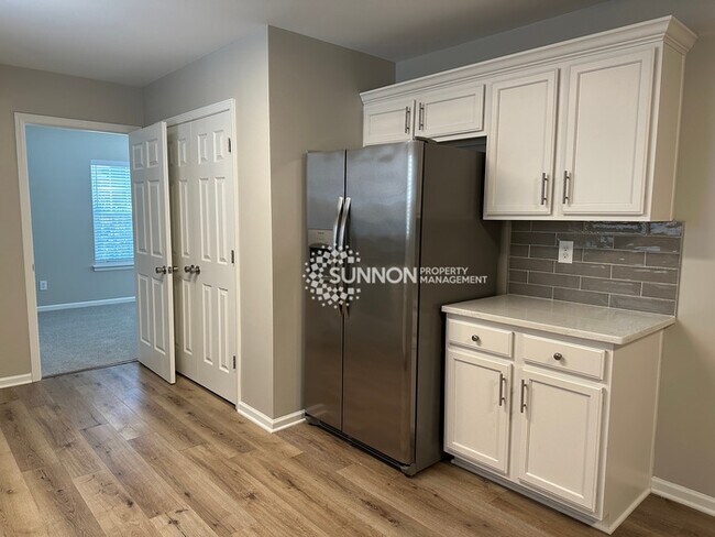 Building Photo - Newly Remodeled 5 Bed 2.5 Bath