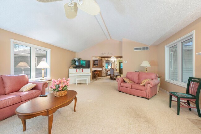 Building Photo - Beautiful 3BD/2.5BA Ranch in Park-like Set...
