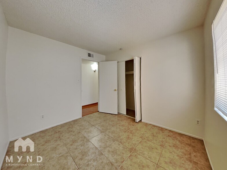 Building Photo - 7555 W Devonshire Ave