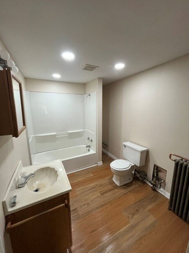 Building Photo - 3 bedroom 2 bathroom
