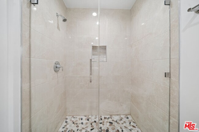 Building Photo - 7032 Lanewood Ave