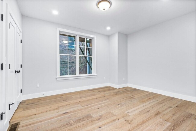 Building Photo - 300 Somerville Ave