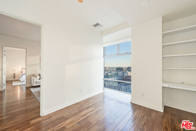 Building Photo - 801S S Grand Ave