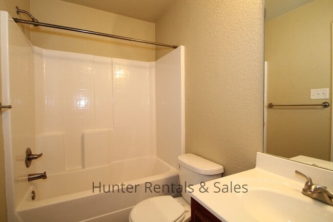 Building Photo - Spacious three-bedroom