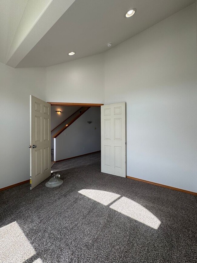 Building Photo - Large 4 Bed Rental in Established Neighbor...