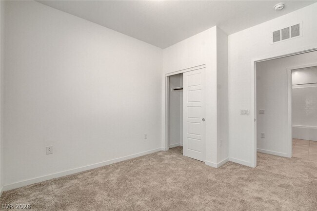 Building Photo - 5730 Sky Pointe Dr