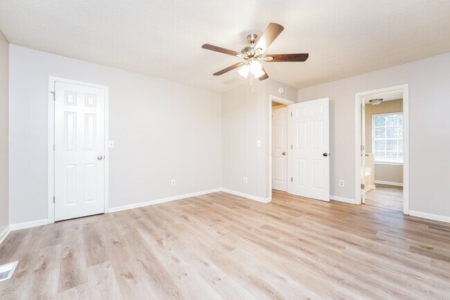 Building Photo - 2032 Lown Farm Ln