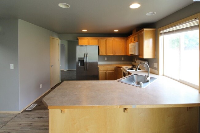 Building Photo - 4 Bed/2.5 Bath House in West Pasco