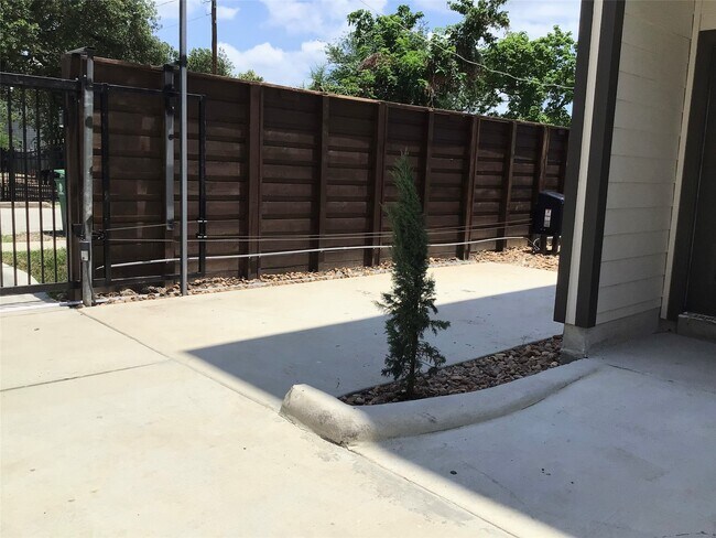 Building Photo - 2109 Marnel Rd