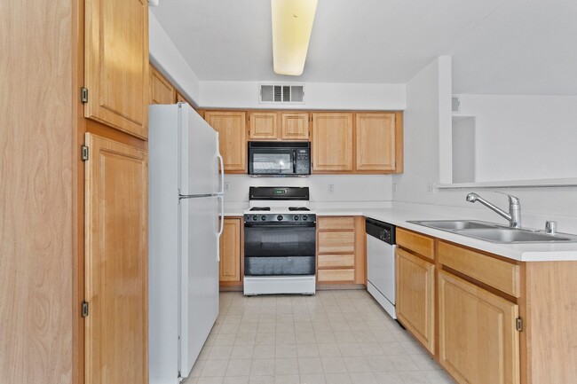 Building Photo - Beautiful 2 Bedroom Condo with Community P...