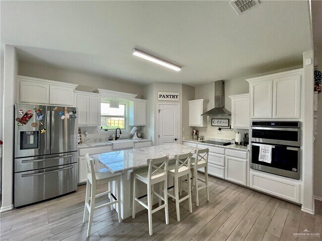 Building Photo - 2920 Fuerte Ave