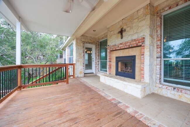 Building Photo - Spacious 2 Story 5 Bedroom , 4 full bathrooms located in Stone Oak!