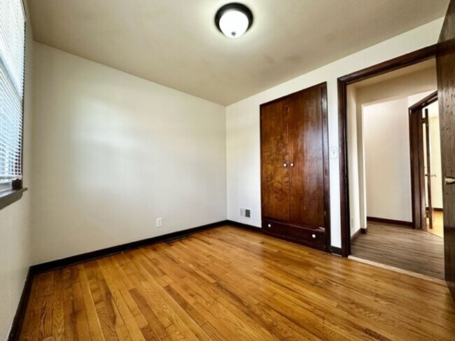 Building Photo - Charming 3 Bedroom 1 Bath Single Family Home