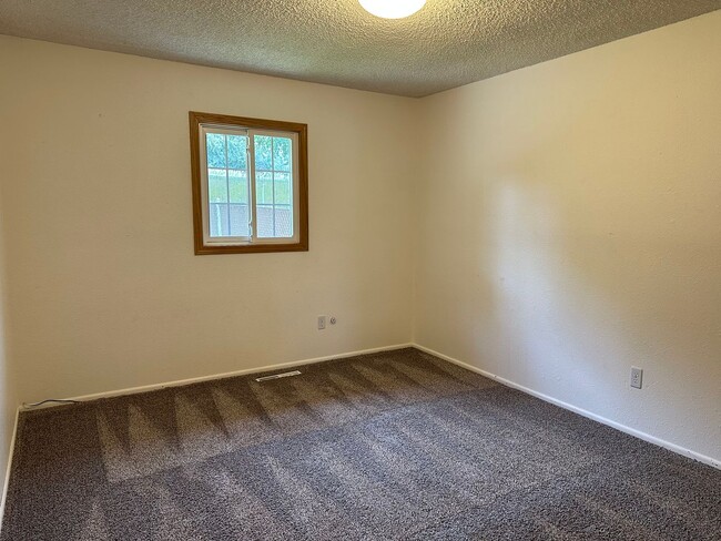 Building Photo - 144 Stillwater Ln