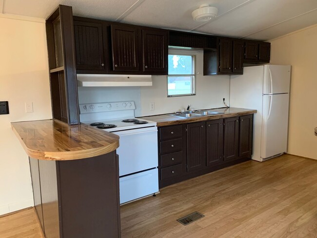 Building Photo - 3 BR, 2 BA Single Wide on Private Lot *Pri...