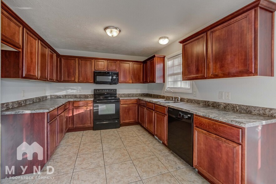 Building Photo - 120 N Peach Brook