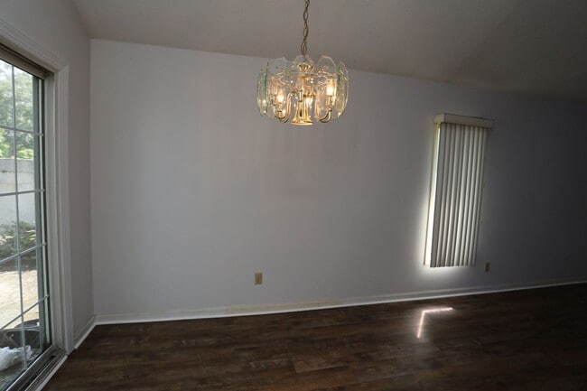 Building Photo - 2 Bedroom townhome