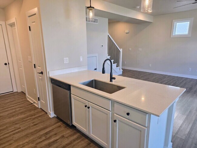 Building Photo - 6951 Bluebell Ct