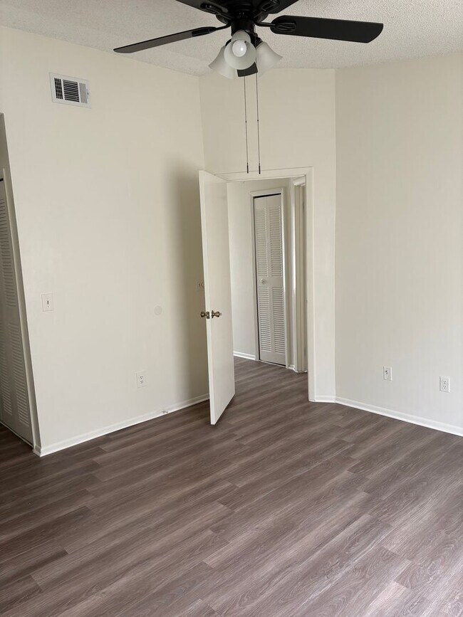 Building Photo - Townhome in Chelsea Square