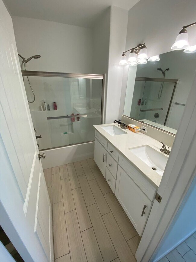 Building Photo - 4 Bed 2 Bath Home in NE Bakersfield!