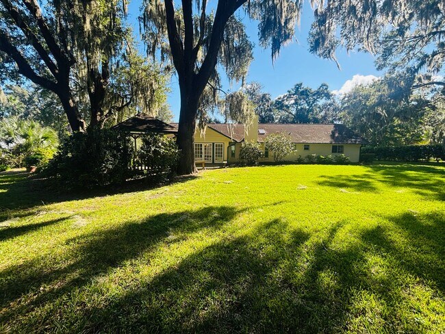 Building Photo - Forest of Golden Hills 3/2/2 ***Hidden Gem***