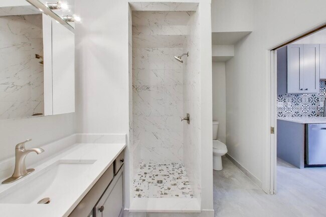 Building Photo - 600 N May St