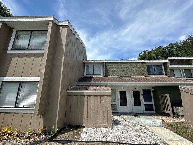 Building Photo - Lovely 2 Bedroom, 1.5 Bathroom Home in Orlando! Minutes from Top Attractions!! (Water Included!)