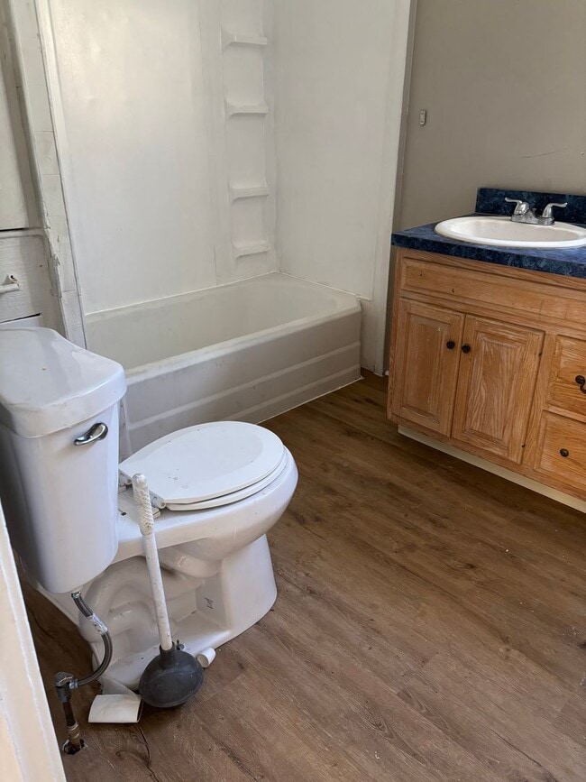 Building Photo - Charming 3-bedroom home, ready for you! Se...