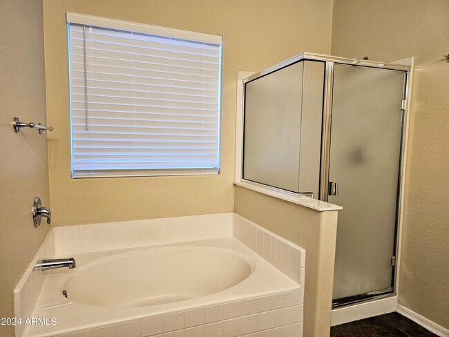 Building Photo - 6111 E Knolls Way N