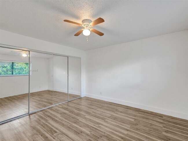 Building Photo - 114 SE 8th St