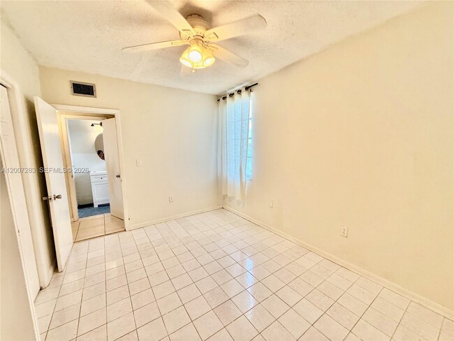 Building Photo - 1591 NE Miami Gardens Dr