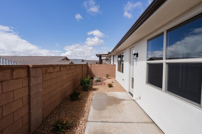 Building Photo - Beautiful New 3 Bedroom Home in Brio