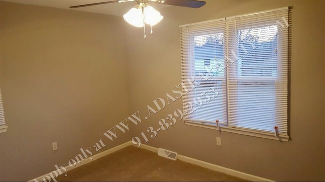 Building Photo - Remodeled 3 Bed 1 Bath Duplex in Overland ...