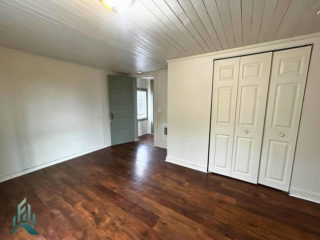 Building Photo - 3 bedroom, 1 bath cozy home