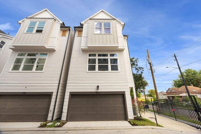 Building Photo - 2121b Hoskins Dr