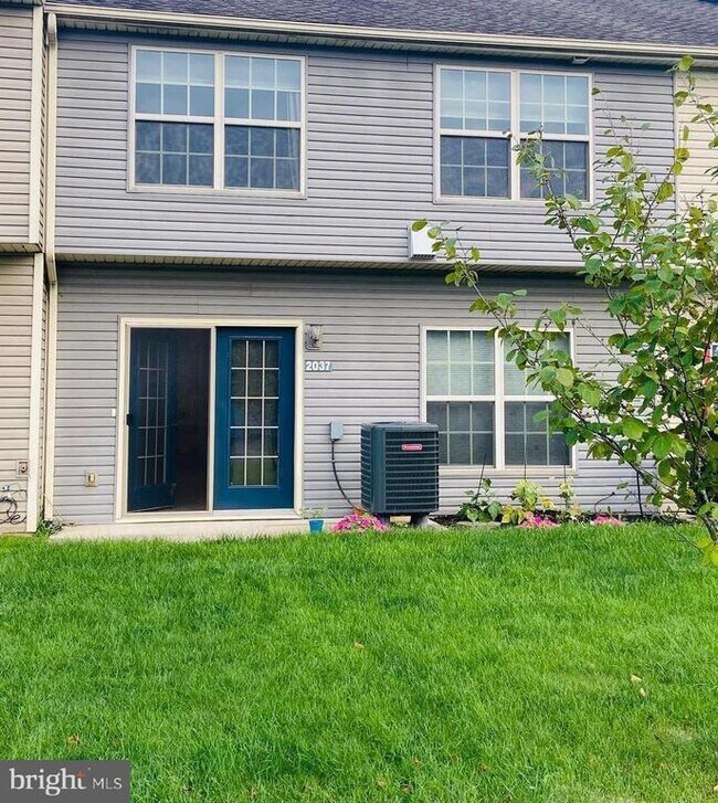 Building Photo - 2037 Powell Dr