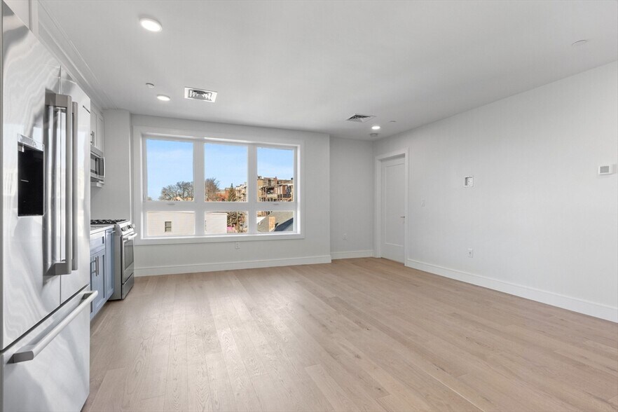Building Photo - 305 Border St
