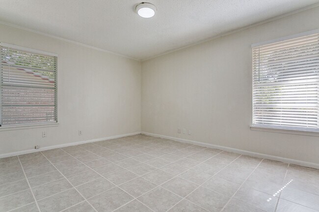 Building Photo - UPDATED 4-BEDROOM HOME IN SHEARER HILLS