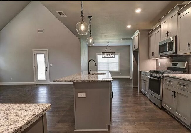 Building Photo - 3701 SW Ryegrass Rd