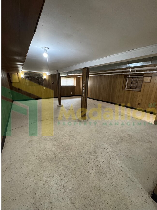 Building Photo - Charming Recently Updated Home 4-5 beds wi...